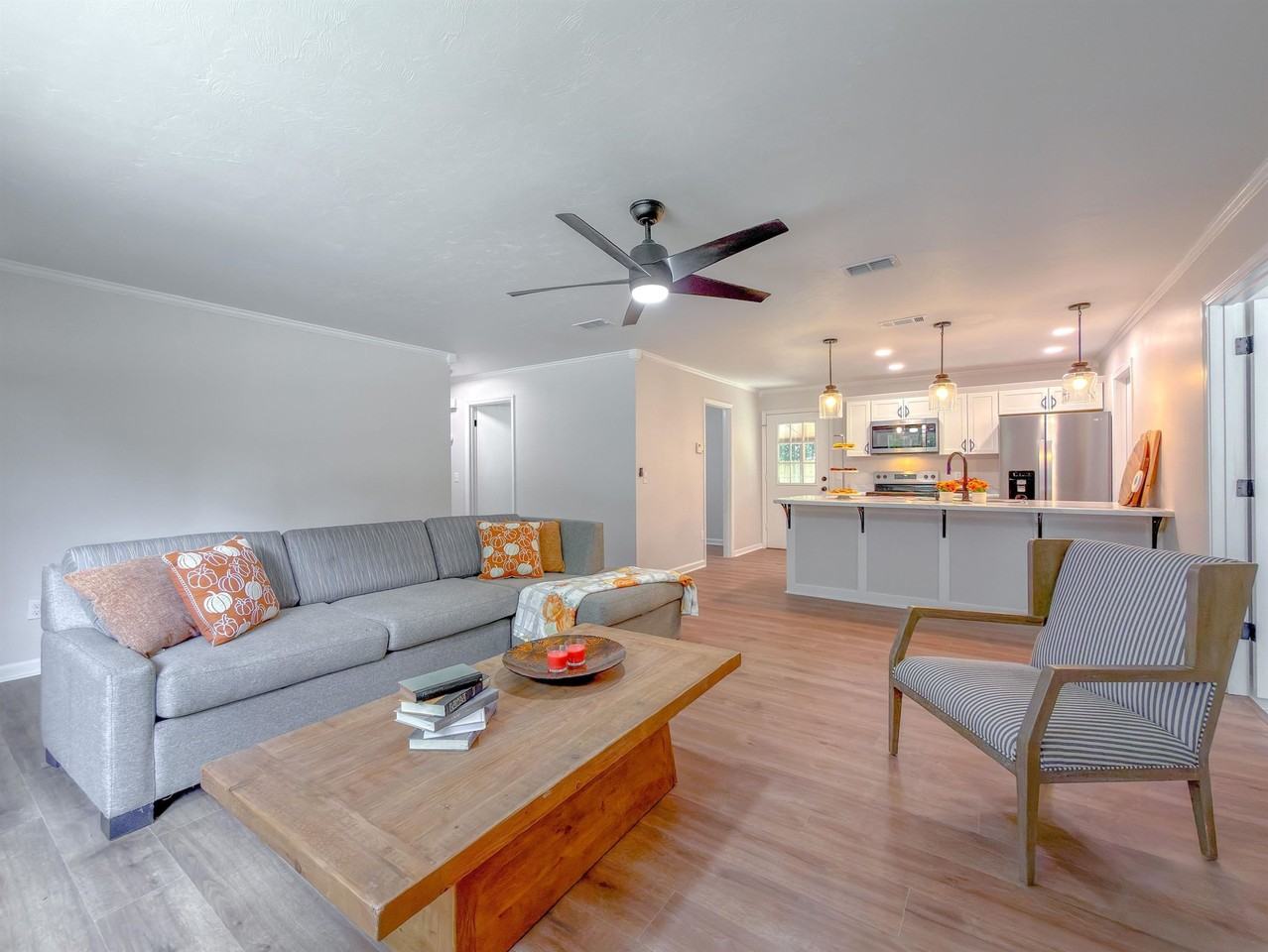 703 Ne 3rd St - Photo 4 of 24