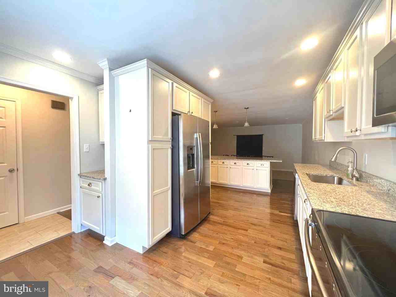 1221 Kirby Cir - Photo 4 of 34