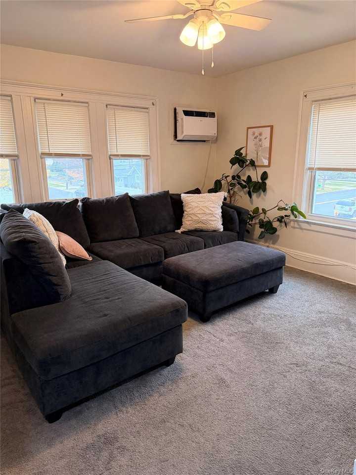 65 West Windsor Parkway - Photo 3 of 11