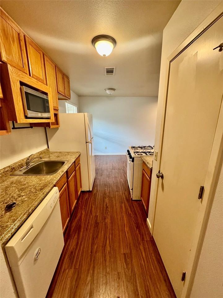 2102 Pompton Drive - Photo 5 of 18