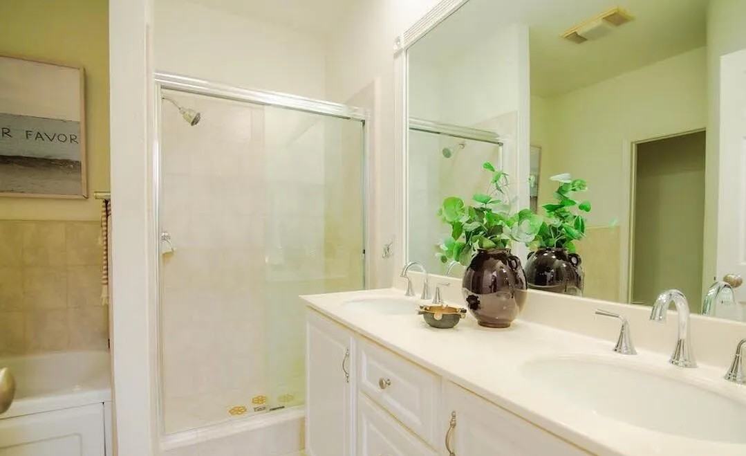 521 Montana Avenue #104 - Photo 5 of 8