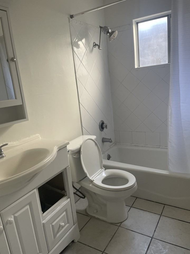 5853 Virginia Ave #7 - Photo 3 of 10