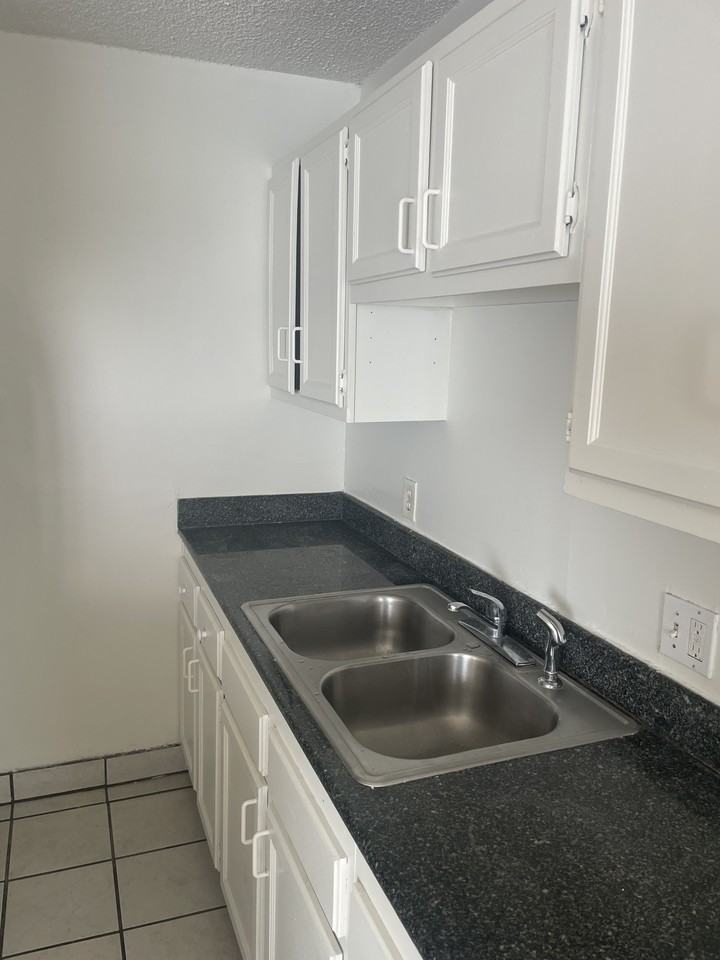 5853 Virginia Ave #7 - Photo 5 of 10