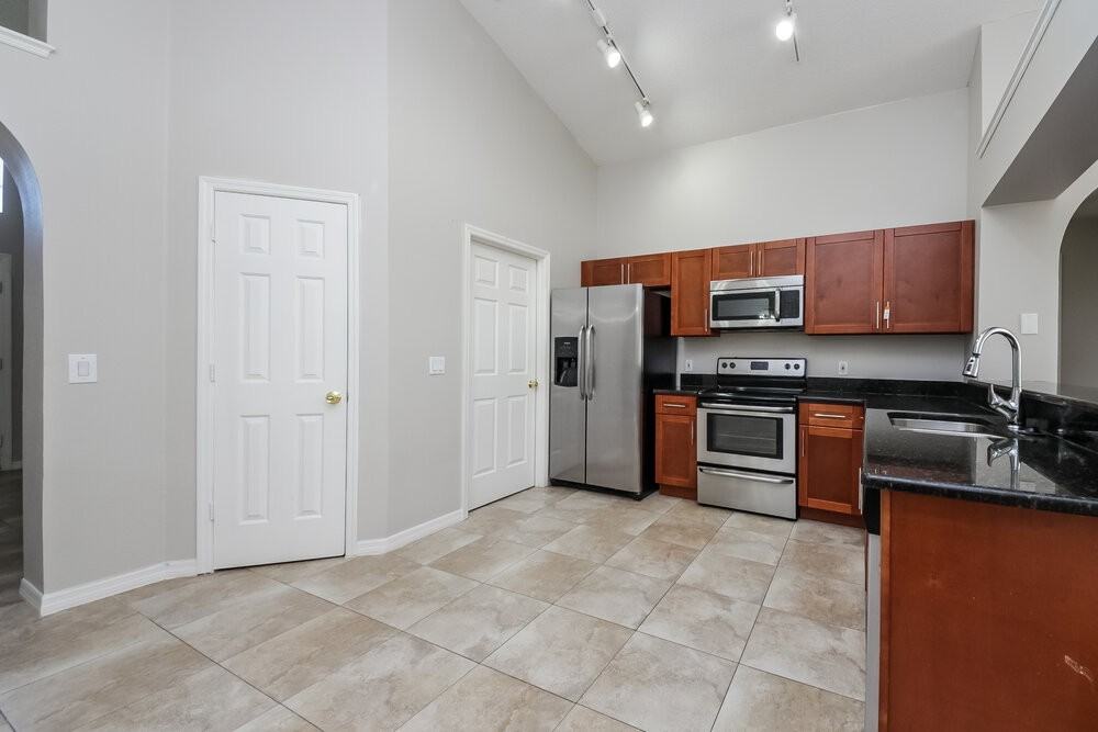 671 Eagle Pointe S - Photo 3 of 15