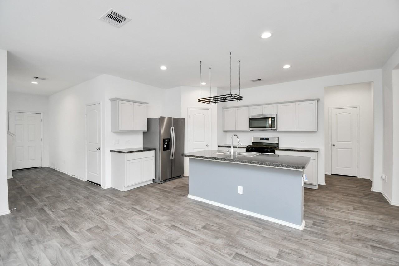 5443 Pinetree Crescent Ln #5443 - Photo 3 of 43