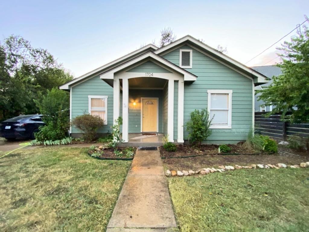 1704 S College St #1704 - Photo 4 of 12