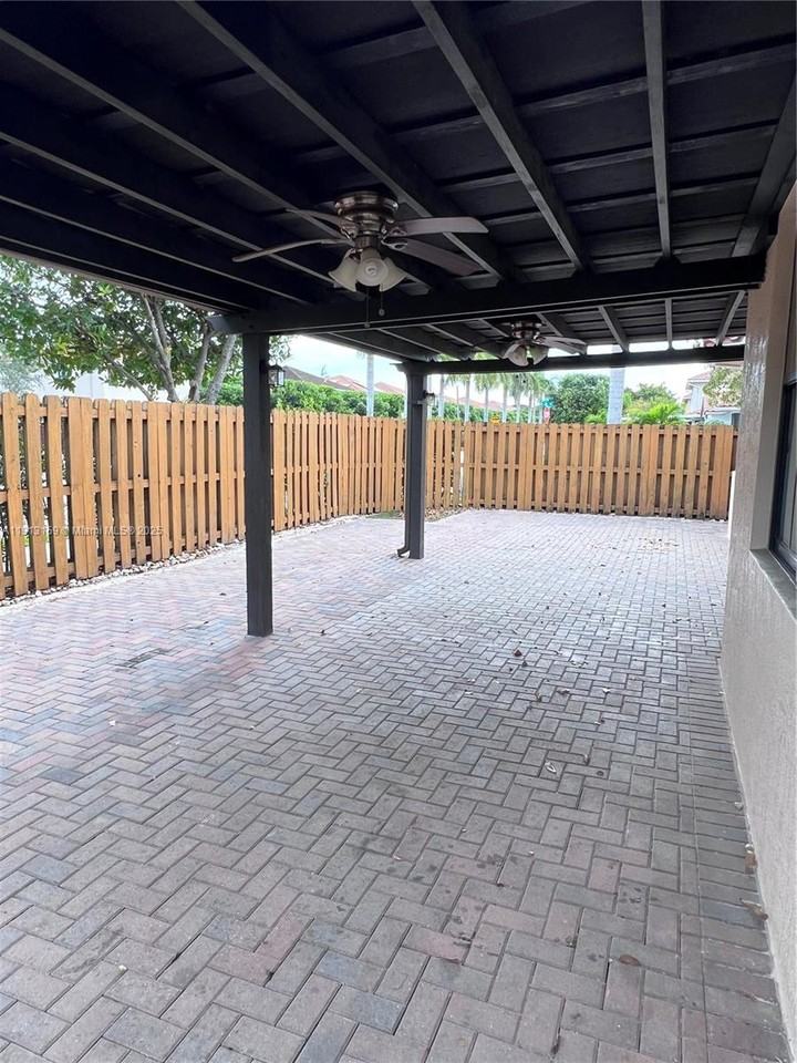 9801 Nw 9th St #9801-9801 - Photo 2 of 7