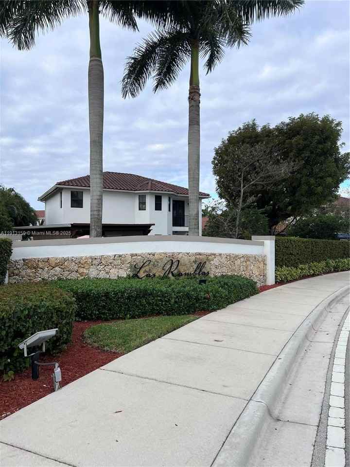 9801 Nw 9th St #9801-9801 - Photo 4 of 7