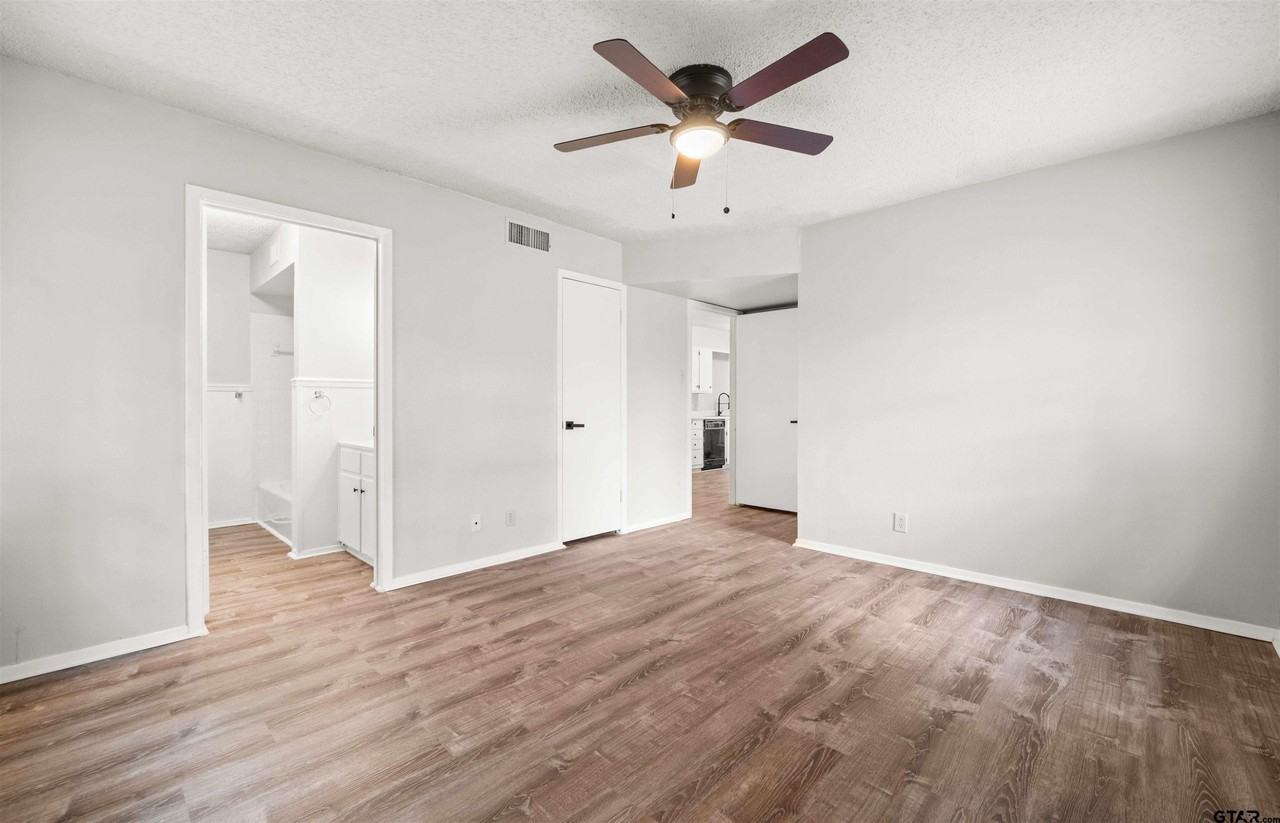 4208 Edinburgh Drive #4208 - Photo 7 of 23