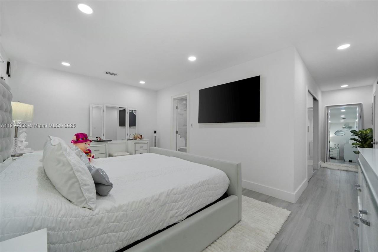 850 Sw 31st Ave #850 - Photo 3 of 50