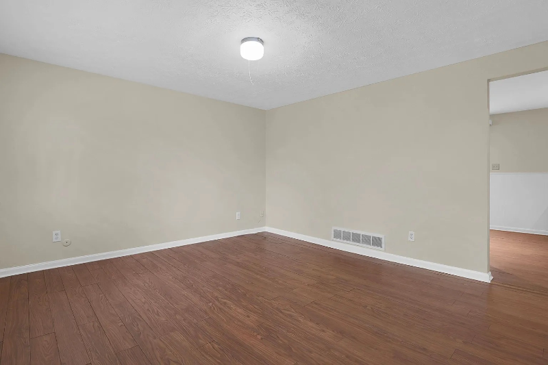 2464 Queenswood Dr - Photo 4 of 20