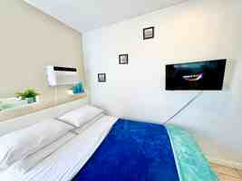 featured image of 5333 Longridge Avenue #1