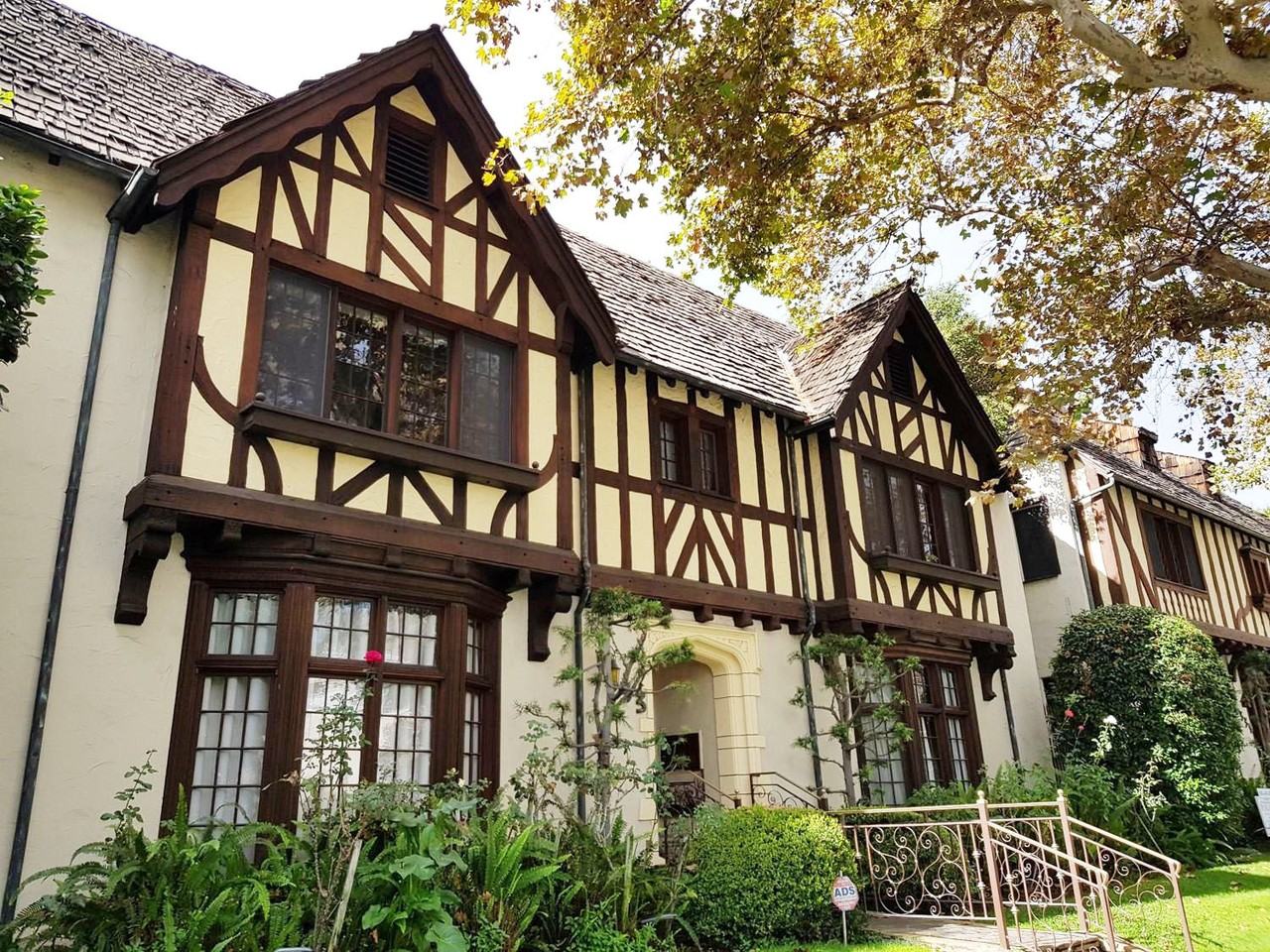 333 N Sycamore Ave - Photo 2 of 7