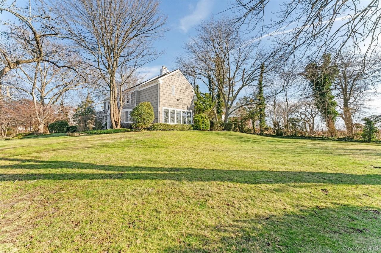 803 Barberry Ln - Photo 5 of 32