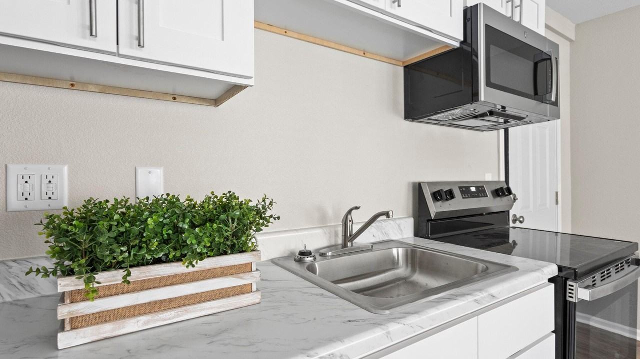 W 39th St - Photo 2 of 4