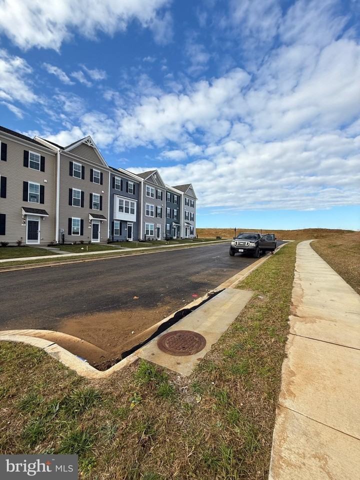 79 Abigail St - Photo 3 of 50