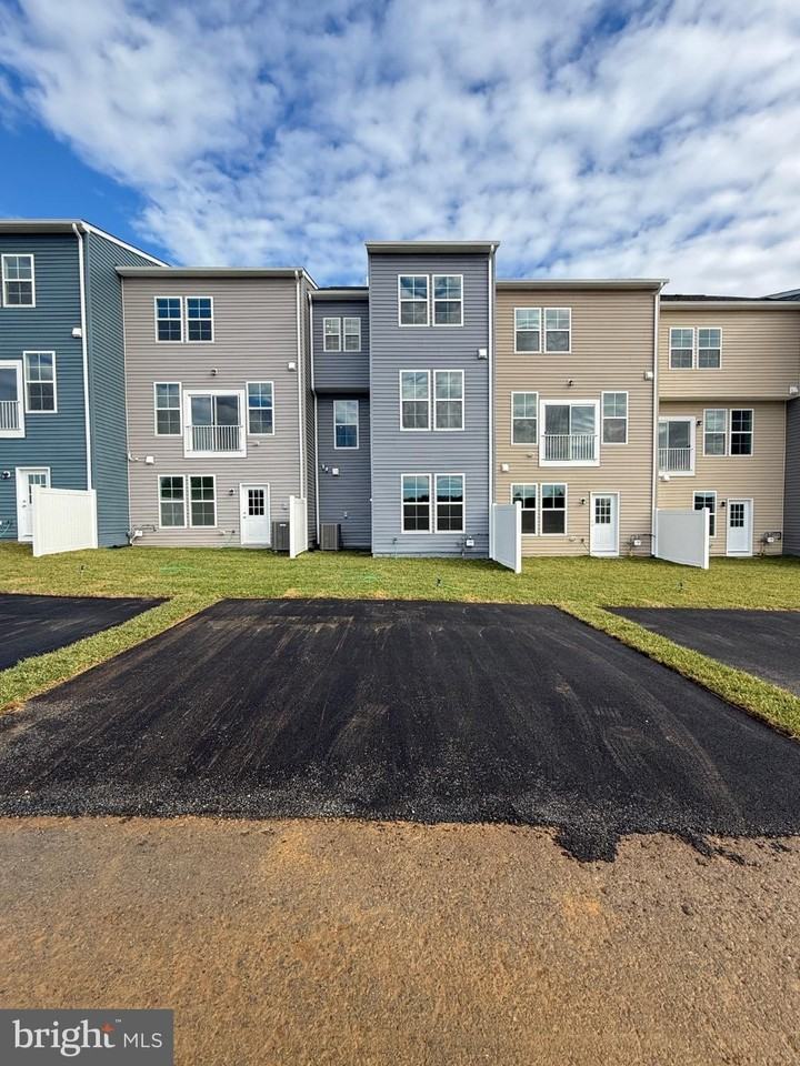 79 Abigail St - Photo 4 of 50