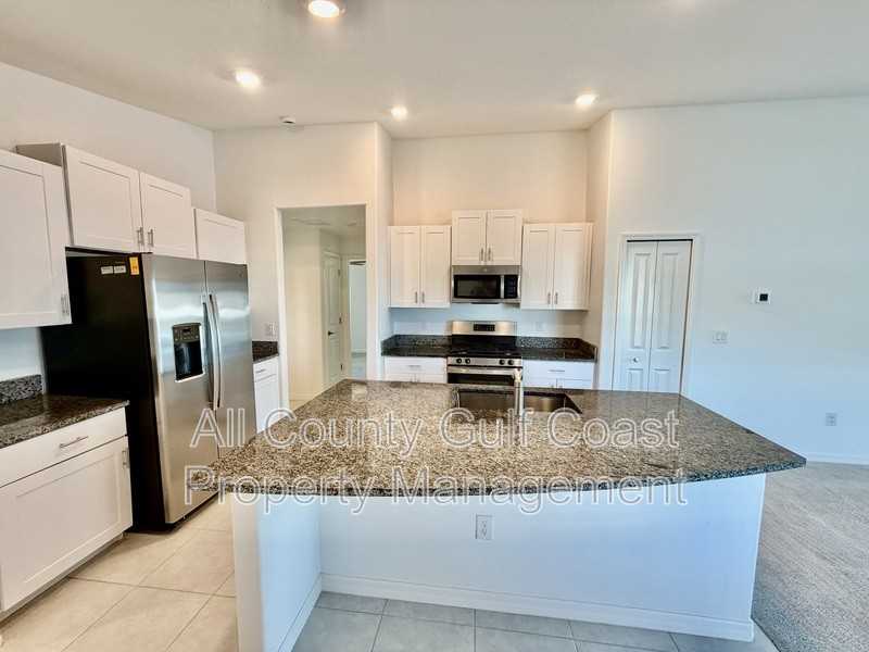 8538 40th Ct E - Photo 2 of 11