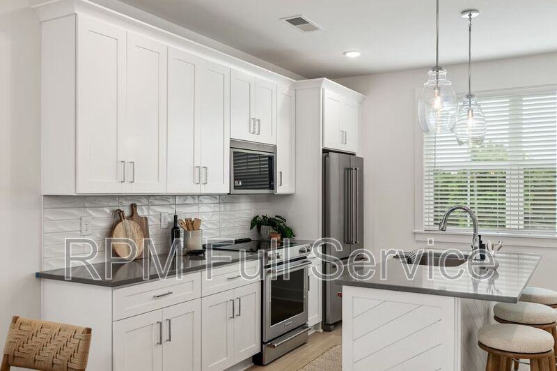 706 N Dupont Ave #22 - Photo 3 of 23