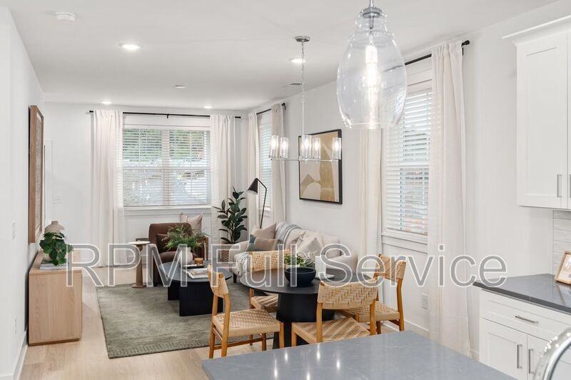 706 N Dupont Ave #22 - Photo 5 of 23