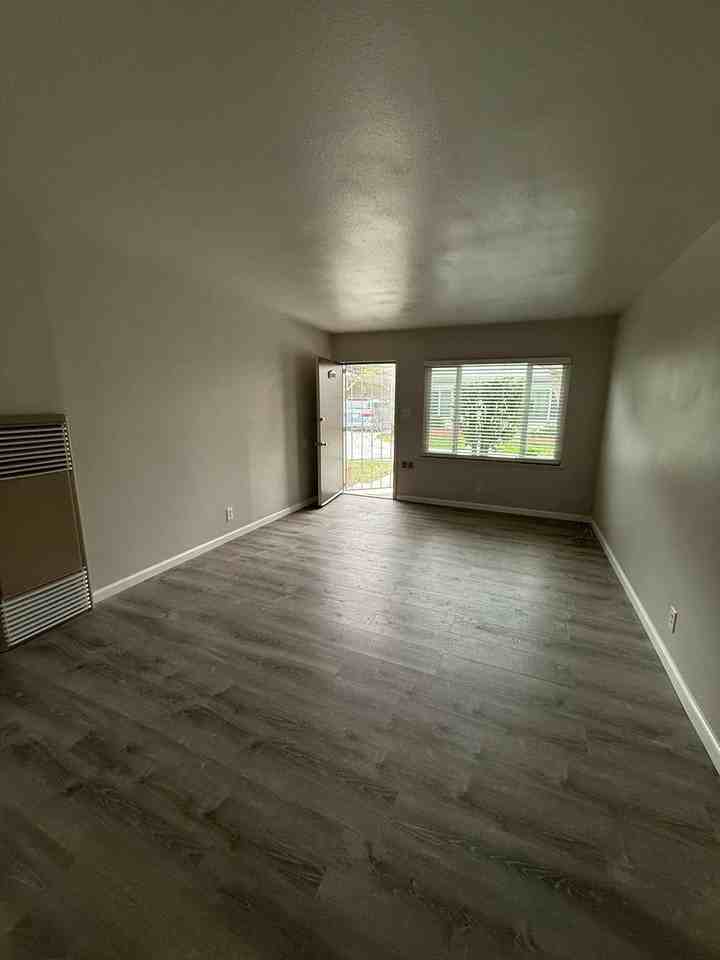 512 Carpenter St - Photo 4 of 11