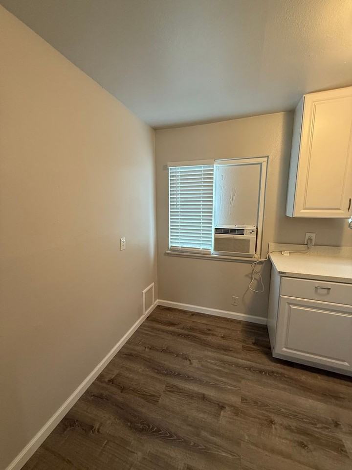 512 Carpenter St - Photo 6 of 11