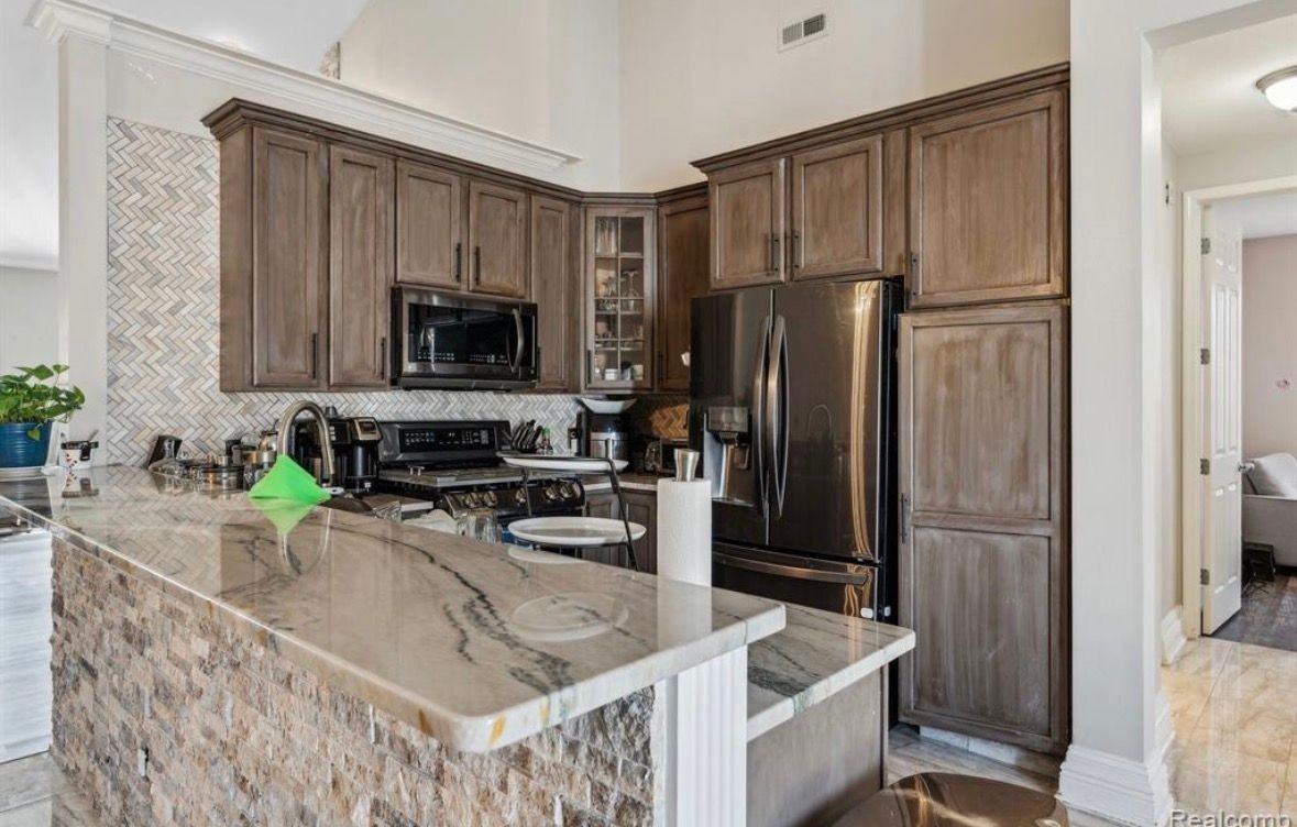 370 Roosevelt Street - Photo 2 of 3