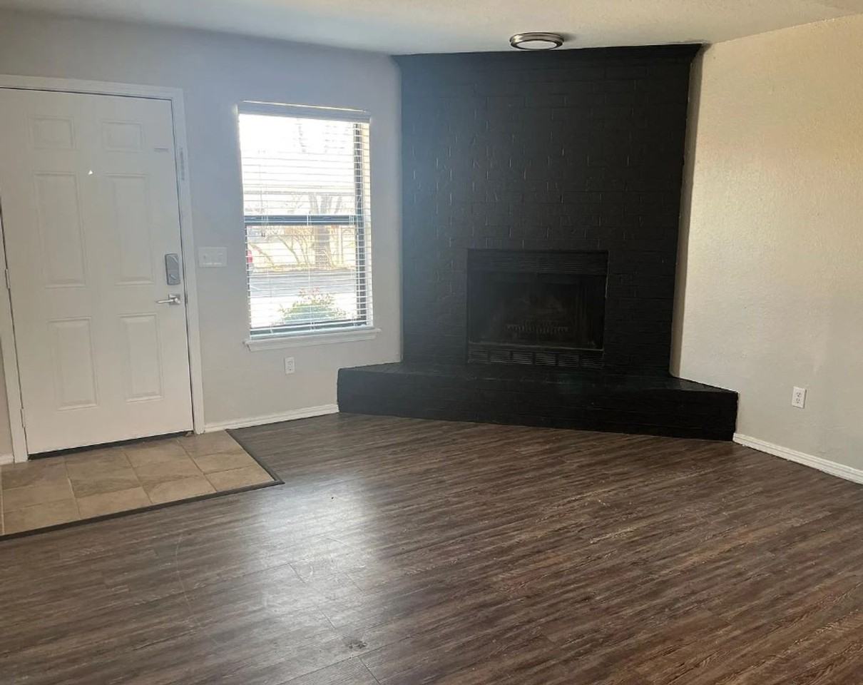 Renovated Two Bedroom Townhomes - Photo 4 of 6