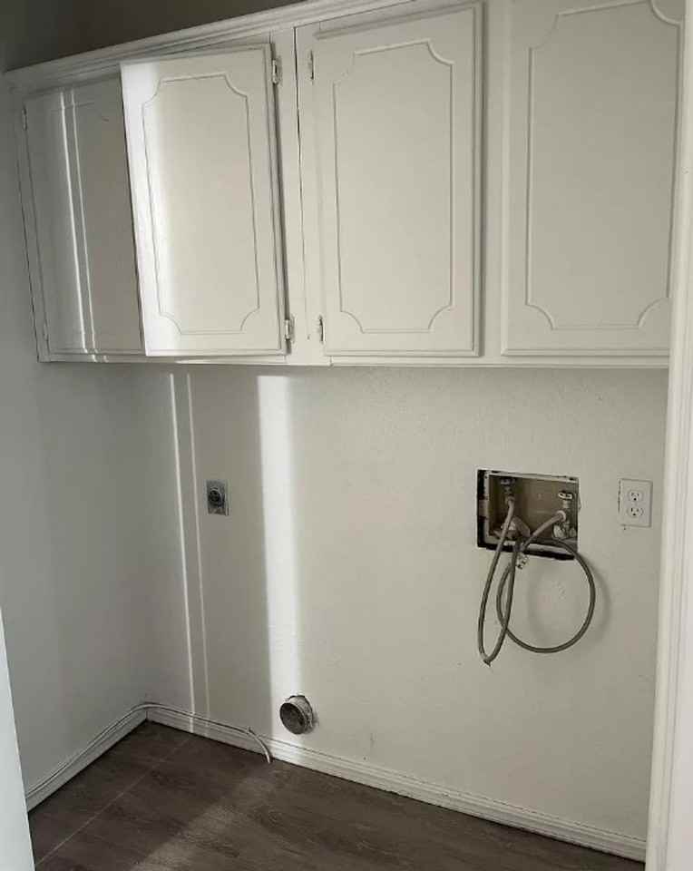 Renovated Two Bedroom Townhomes - Photo 6 of 6