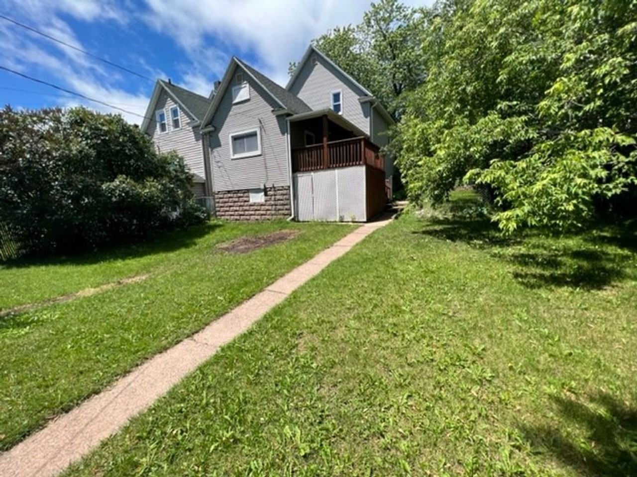 822 E 10th St - Photo 3 of 19