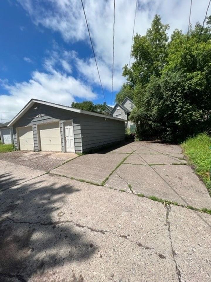 822 E 10th St - Photo 5 of 19