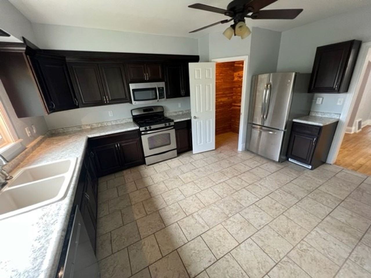 822 E 10th St - Photo 7 of 19