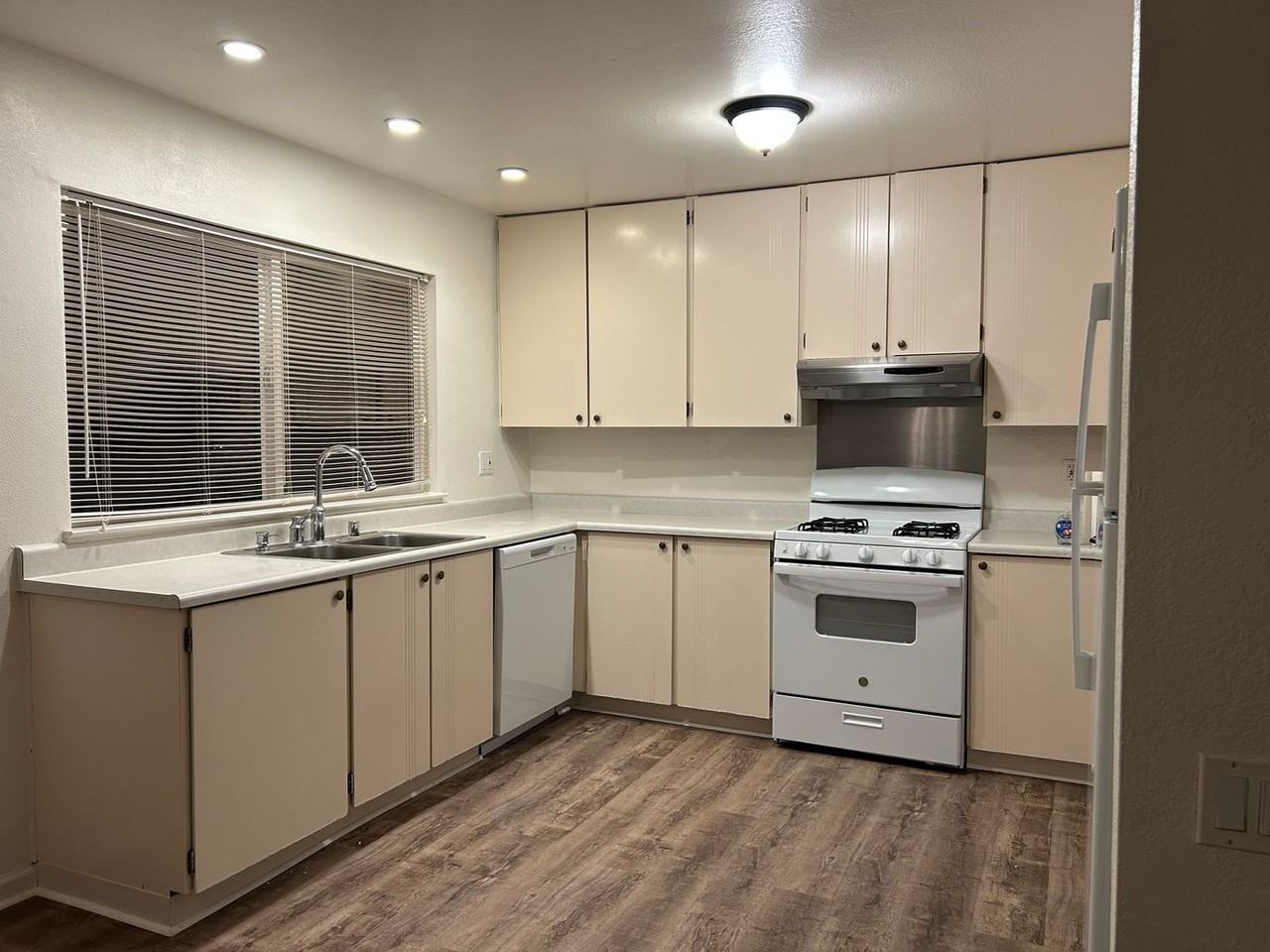 8419 Lakewood Avenue - Photo 3 of 22