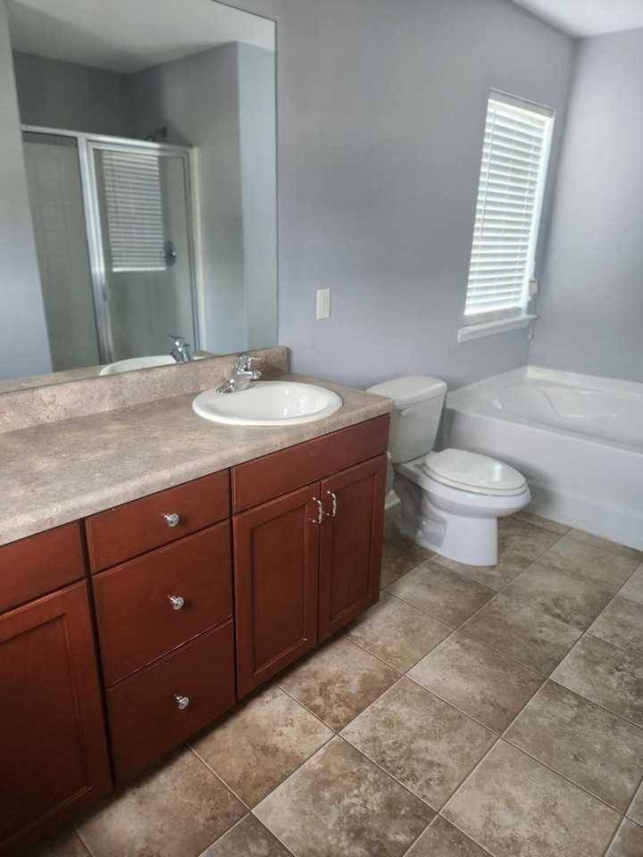 17 Twin Oaks Pl - Photo 2 of 10