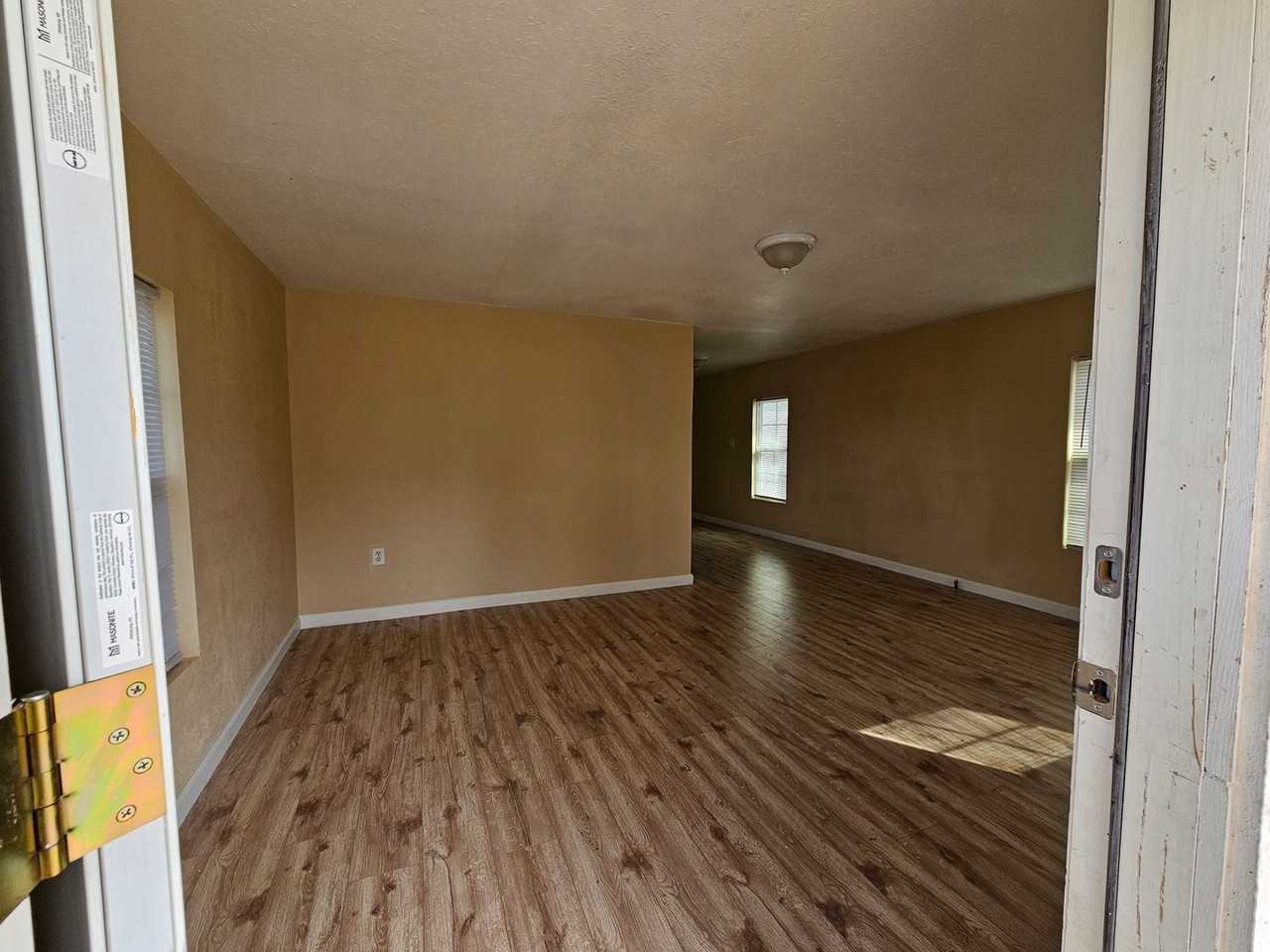 306 W 11th St - Photo 2 of 10