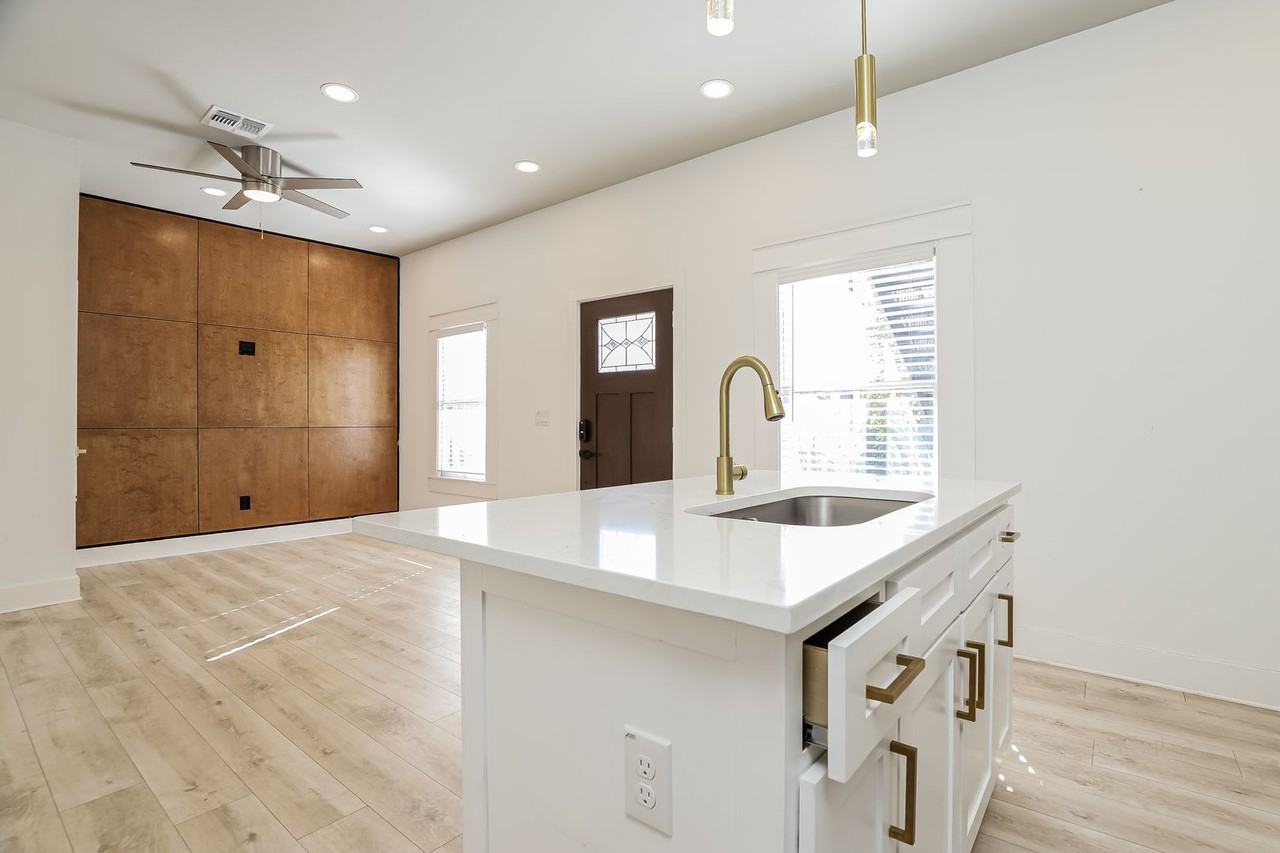 120 120 E Magnolia - 102 #102 - Photo 5 of 16