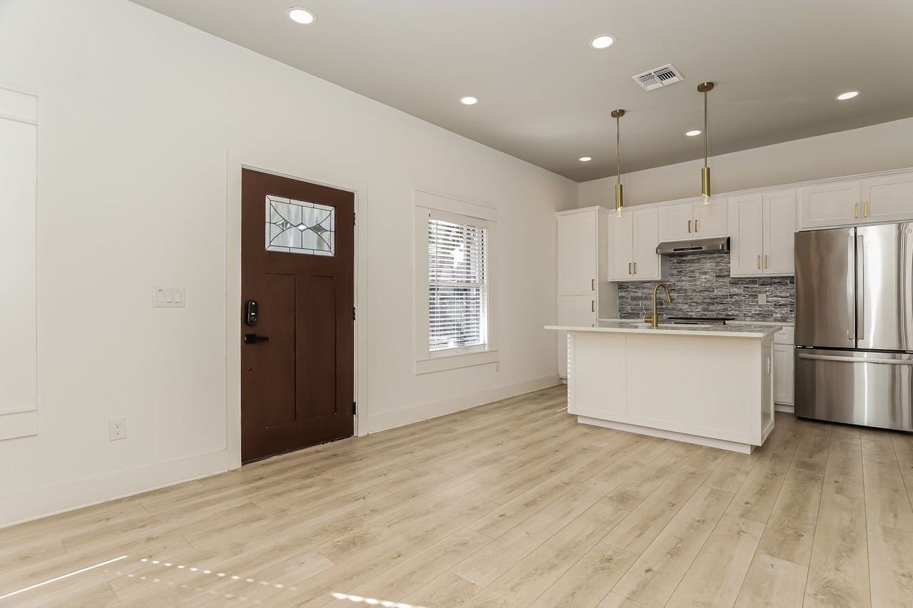 120 120 E Magnolia - 102 #102 - Photo 6 of 16