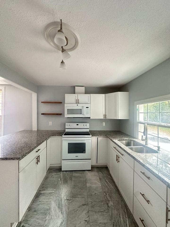 410 Glover Avenue - Photo 3 of 24