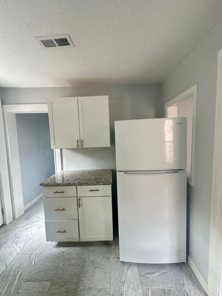 410 Glover Avenue - Photo 5 of 24