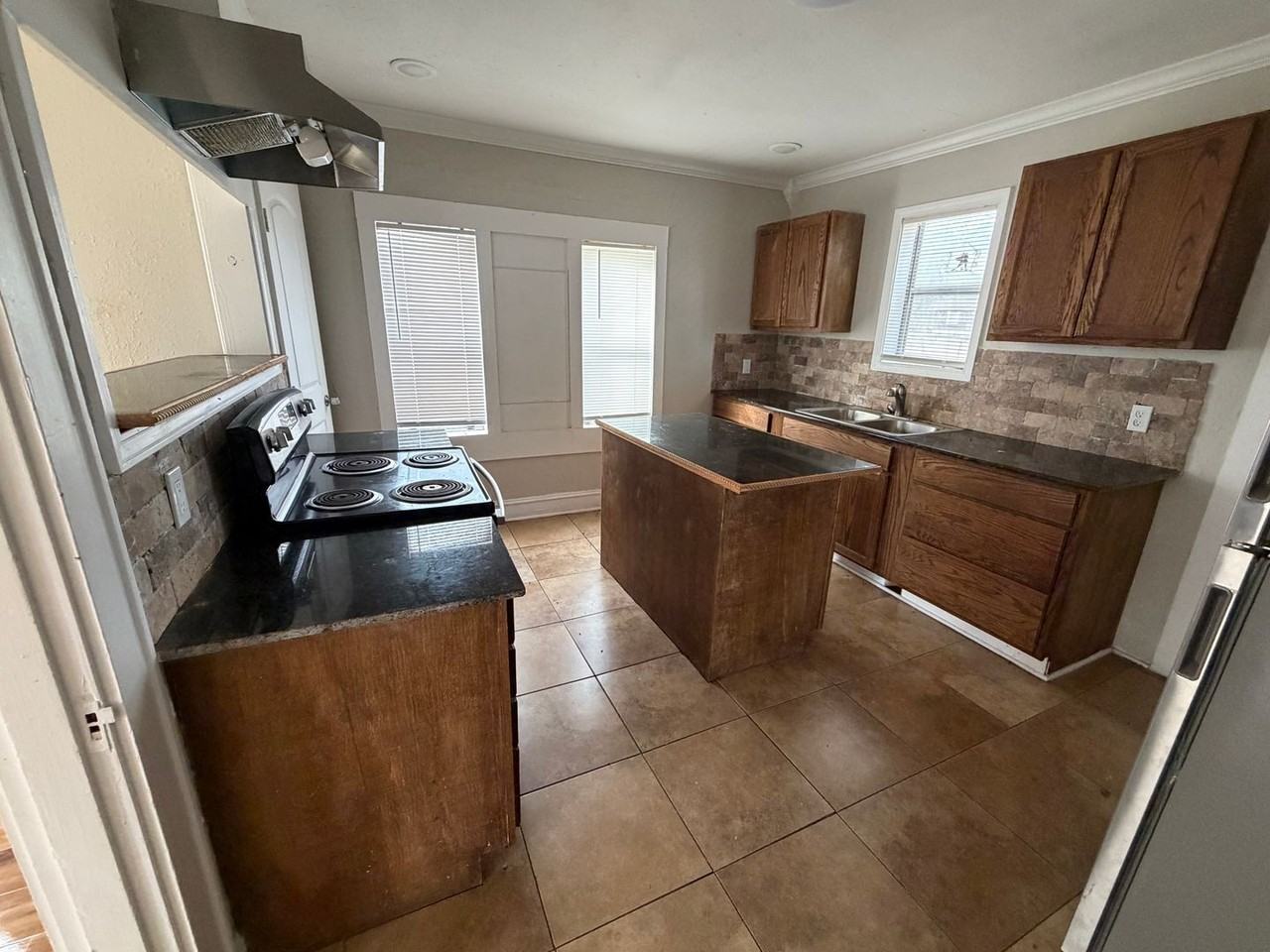 2240 Pin Oak Cir - Photo 4 of 10