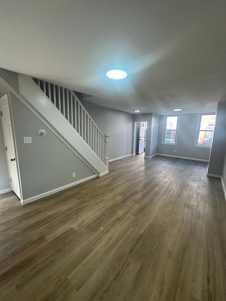 2210 Greenwich Street - Photo 4 of 11