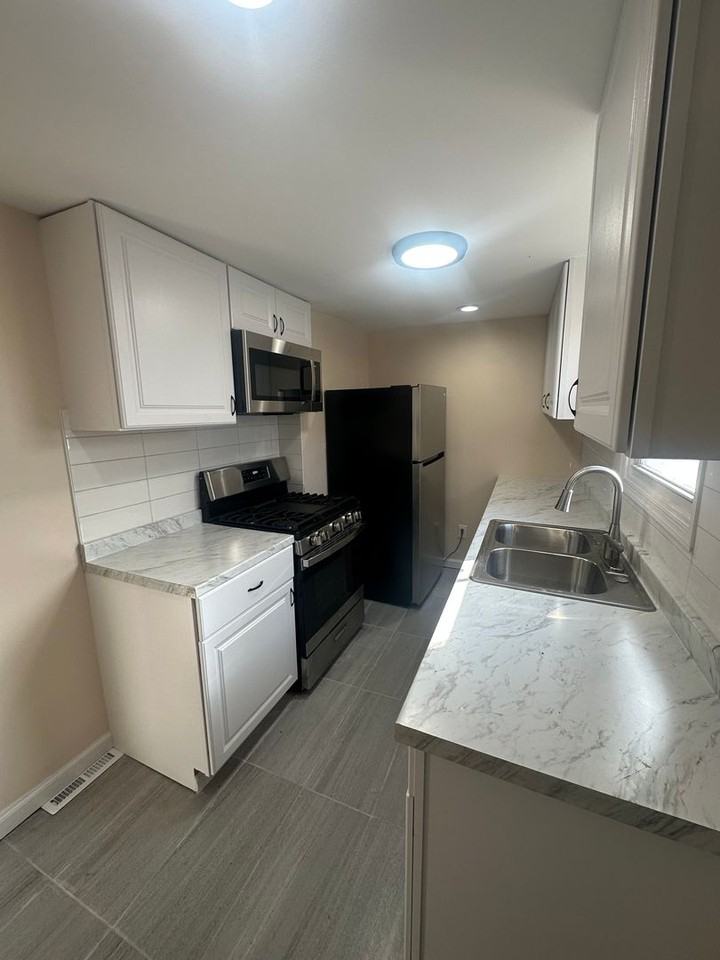 2210 Greenwich Street - Photo 5 of 11