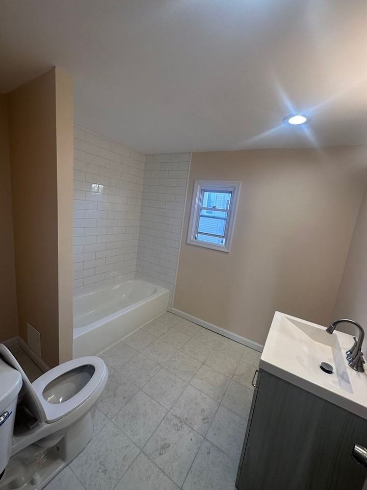 2210 Greenwich Street - Photo 7 of 11