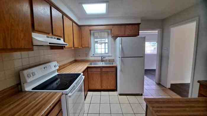 8505 Lyn Ave - Photo 4 of 18