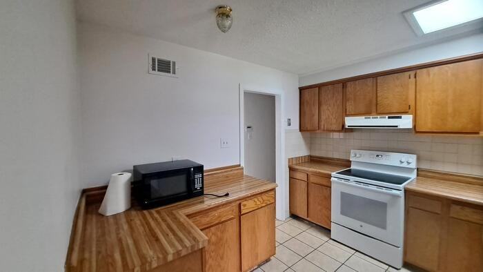 8505 Lyn Ave - Photo 5 of 18