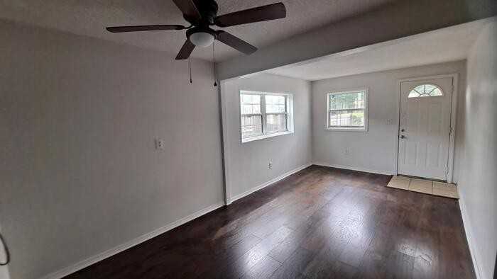 8505 Lyn Ave - Photo 7 of 18