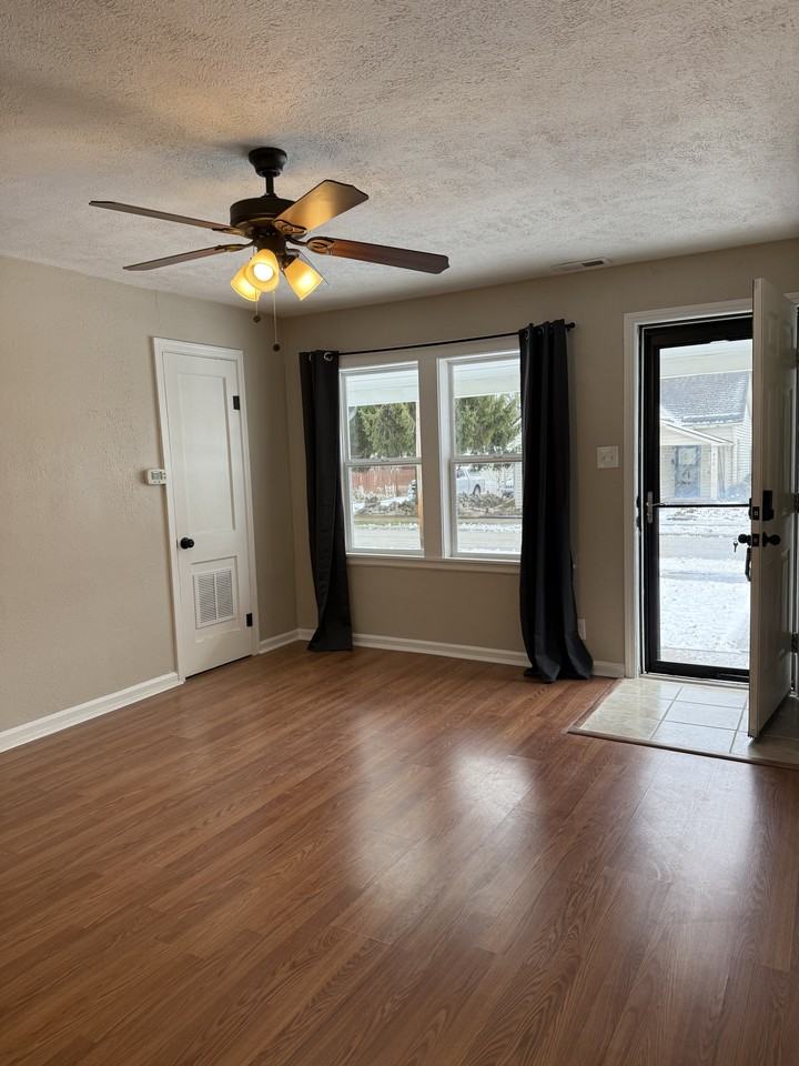 509 East Mill Street - Photo 3 of 26