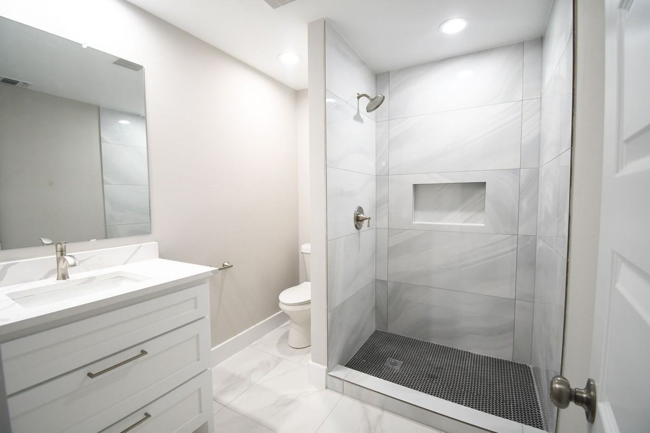 1011 Sam Hill St - Photo 3 of 27