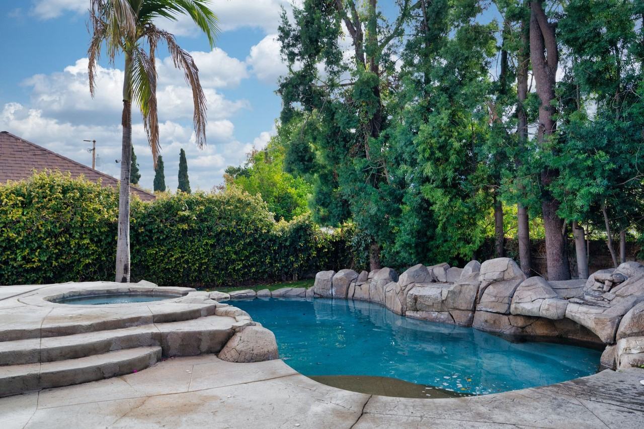 8240 Sheffield Rd - Photo 2 of 37