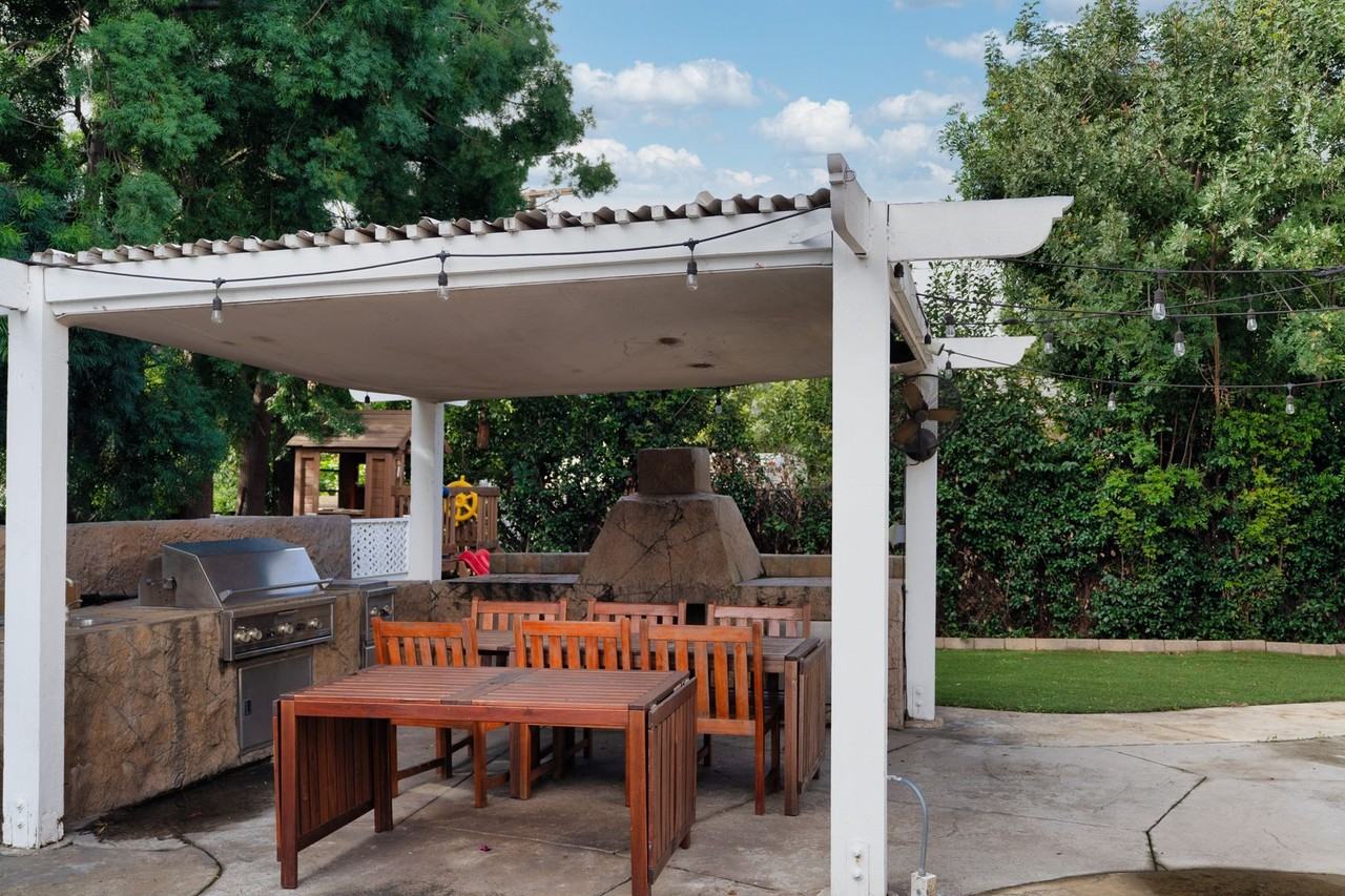 8240 Sheffield Rd - Photo 5 of 37